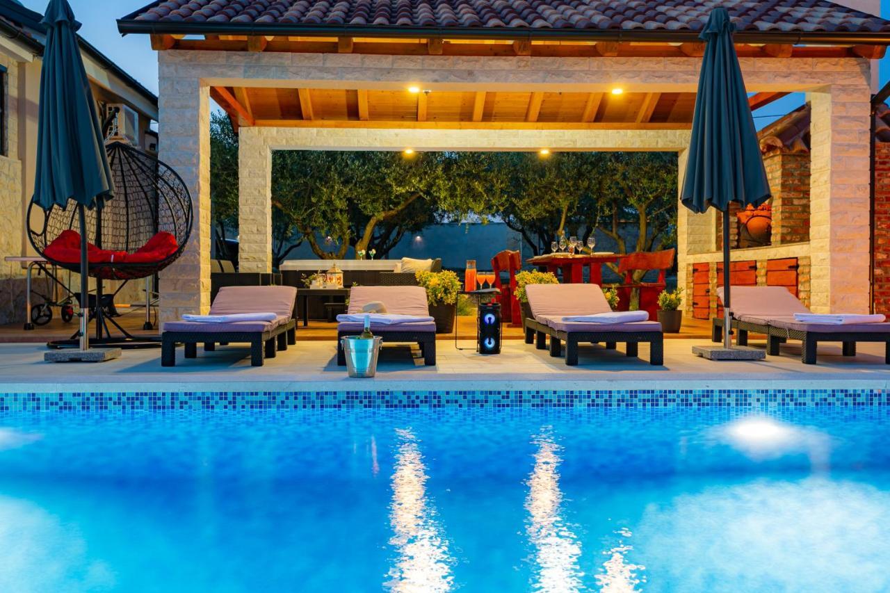 Villa Lorema-Pet Friendly On 5000 Sqm Garden,Pool, Jacuzzi, Billiard&Ps5 Sveti Filip i Jakov Exterior photo
