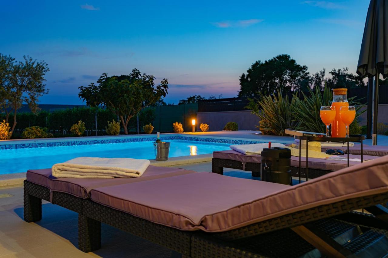 Villa Lorema-Pet Friendly On 5000 Sqm Garden,Pool, Jacuzzi, Billiard&Ps5 Sveti Filip i Jakov Exterior photo