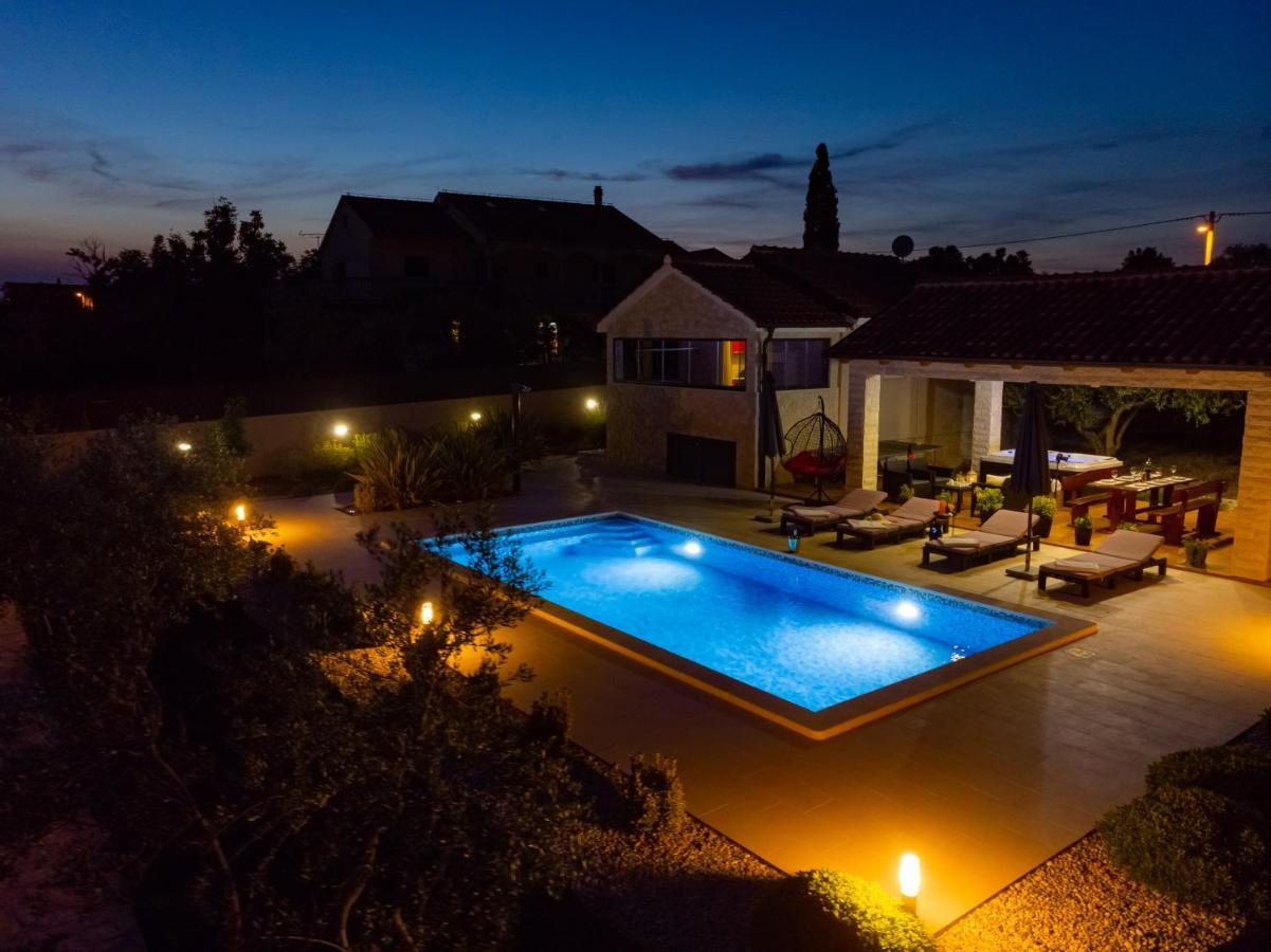 Villa Lorema-Pet Friendly On 5000 Sqm Garden,Pool, Jacuzzi, Billiard&Ps5 Sveti Filip i Jakov Exterior photo