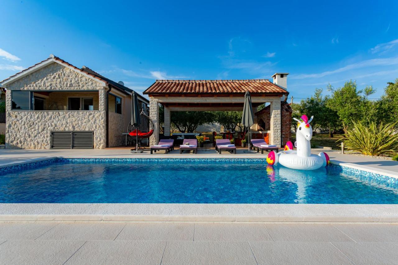 Villa Lorema-Pet Friendly On 5000 Sqm Garden,Pool, Jacuzzi, Billiard&Ps5 Sveti Filip i Jakov Exterior photo