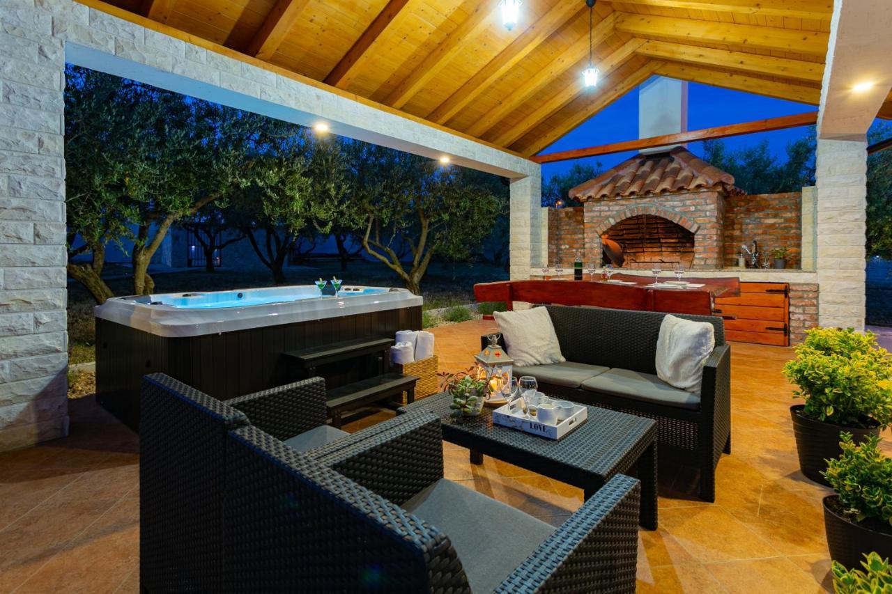 Villa Lorema-Pet Friendly On 5000 Sqm Garden,Pool, Jacuzzi, Billiard&Ps5 Sveti Filip i Jakov Exterior photo