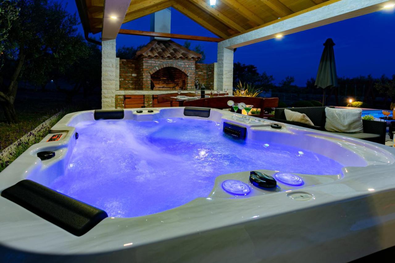 Villa Lorema-Pet Friendly On 5000 Sqm Garden,Pool, Jacuzzi, Billiard&Ps5 Sveti Filip i Jakov Exterior photo