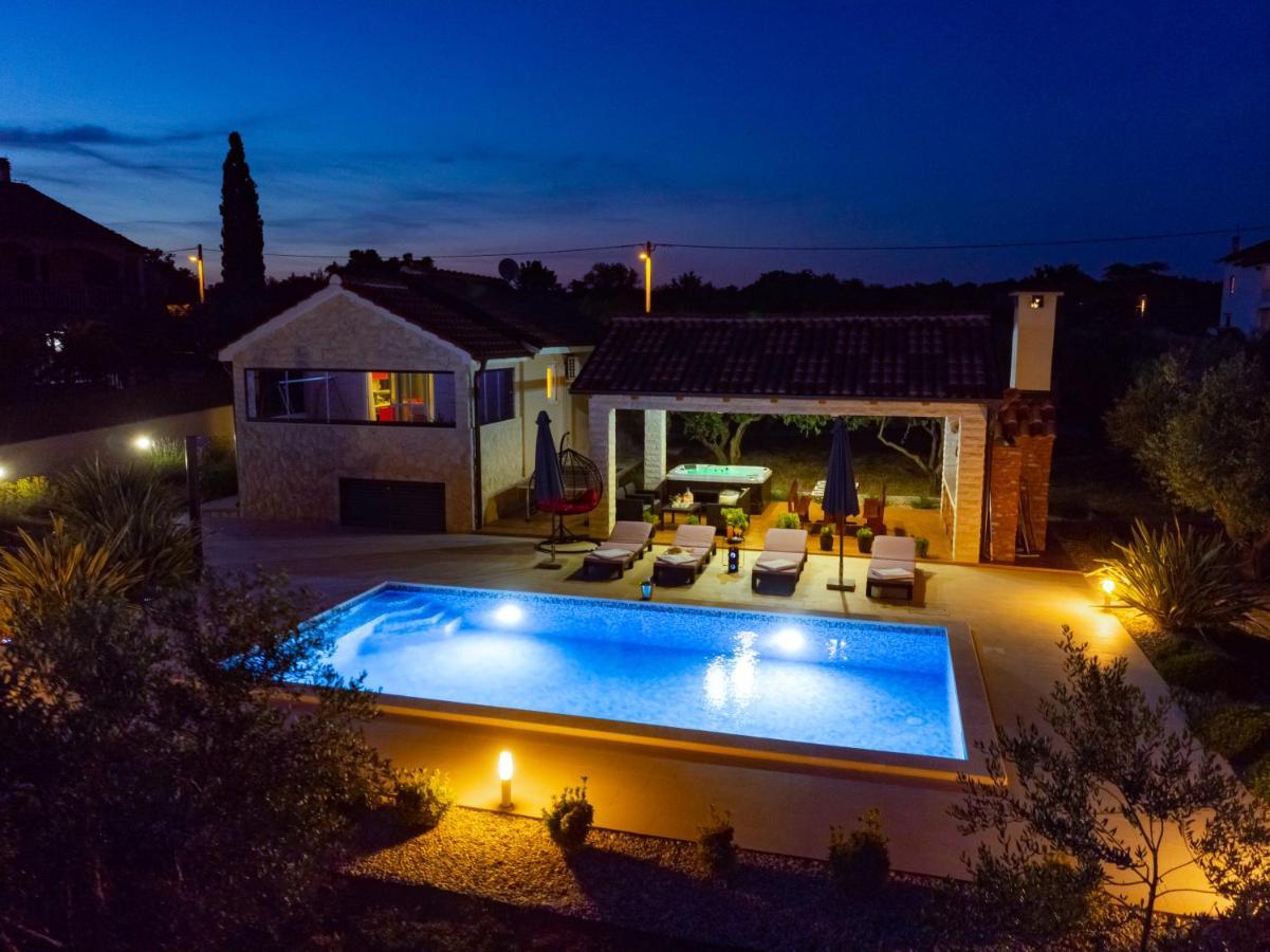Villa Lorema-Pet Friendly On 5000 Sqm Garden,Pool, Jacuzzi, Billiard&Ps5 Sveti Filip i Jakov Exterior photo