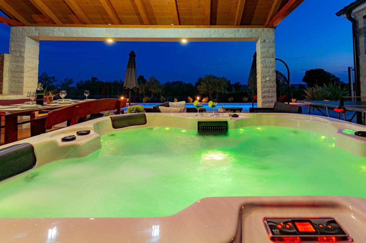Villa Lorema-Pet Friendly On 5000 Sqm Garden,Pool, Jacuzzi, Billiard&Ps5 Sveti Filip i Jakov Exterior photo