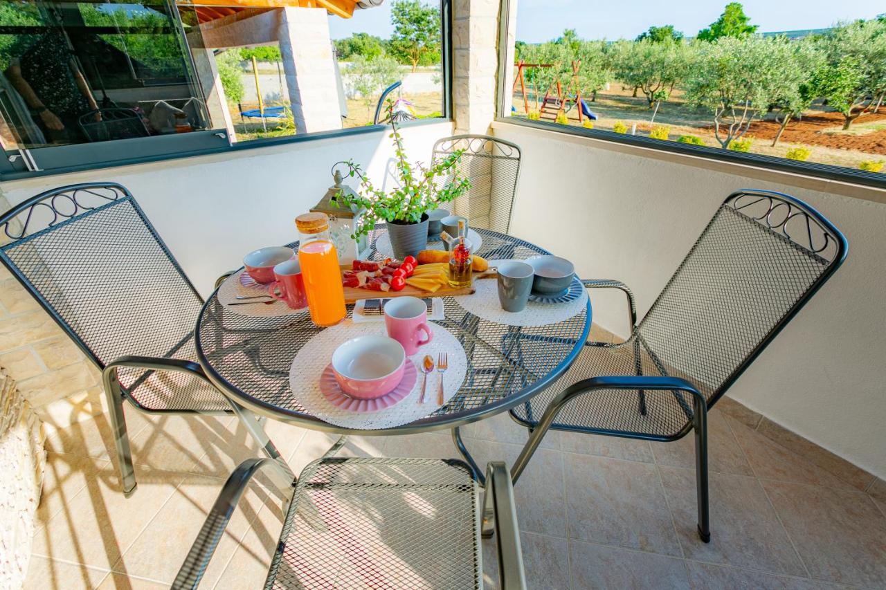Villa Lorema-Pet Friendly On 5000 Sqm Garden,Pool, Jacuzzi, Billiard&Ps5 Sveti Filip i Jakov Exterior photo
