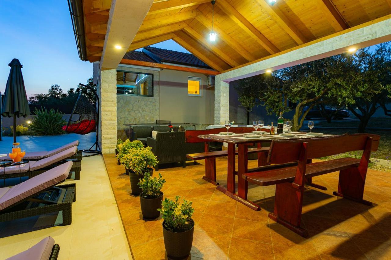 Villa Lorema-Pet Friendly On 5000 Sqm Garden,Pool, Jacuzzi, Billiard&Ps5 Sveti Filip i Jakov Exterior photo