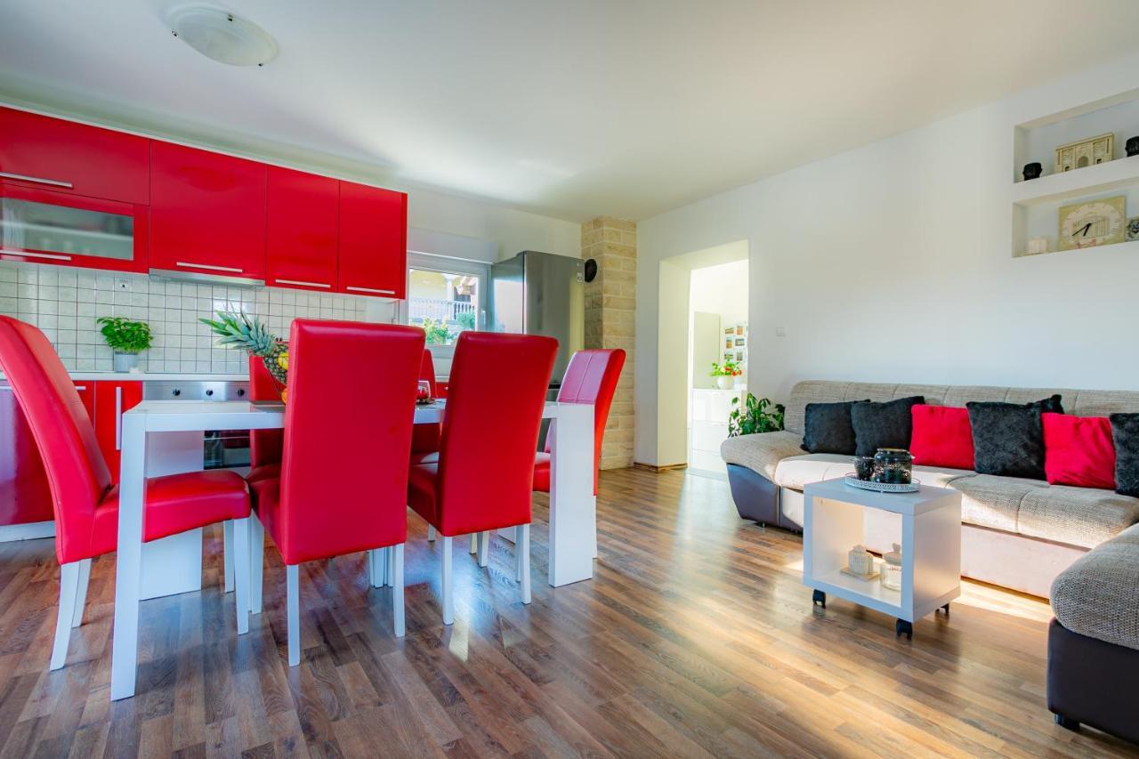 Villa Lorema-Pet Friendly On 5000 Sqm Garden,Pool, Jacuzzi, Billiard&Ps5 Sveti Filip i Jakov Exterior photo