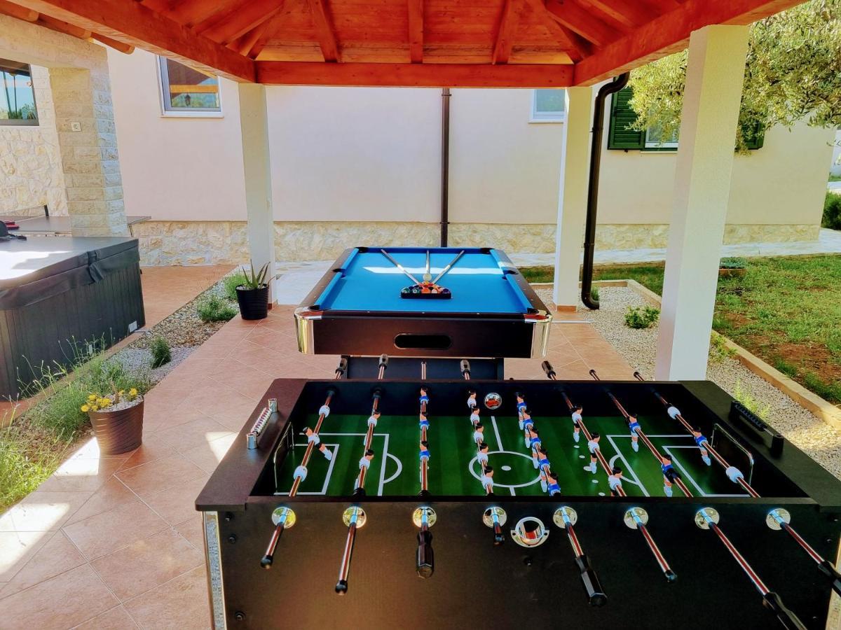 Villa Lorema-Pet Friendly On 5000 Sqm Garden,Pool, Jacuzzi, Billiard&Ps5 Sveti Filip i Jakov Exterior photo