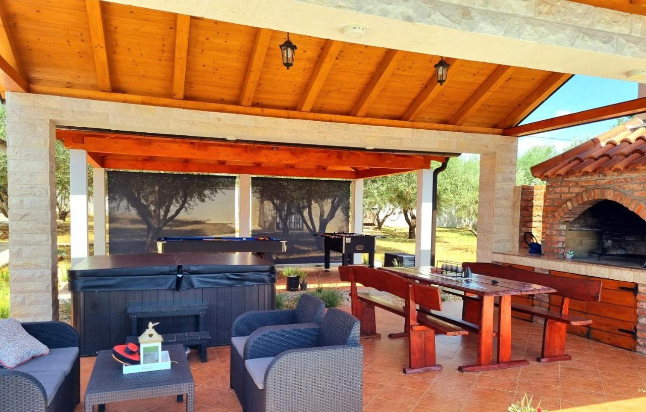 Villa Lorema-Pet Friendly On 5000 Sqm Garden,Pool, Jacuzzi, Billiard&Ps5 Sveti Filip i Jakov Exterior photo
