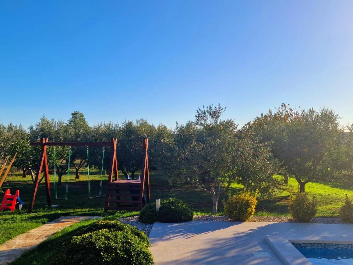Villa Lorema-Pet Friendly On 5000 Sqm Garden,Pool, Jacuzzi, Billiard&Ps5 Sveti Filip i Jakov Exterior photo